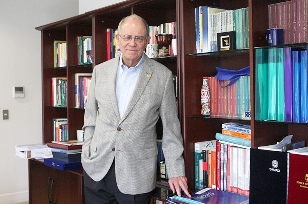 El decano de la FEN, Manuel Agosín, hizo hincapié en lo positivo del acuerdo, y llamó a diversificar las exportaciones del país.