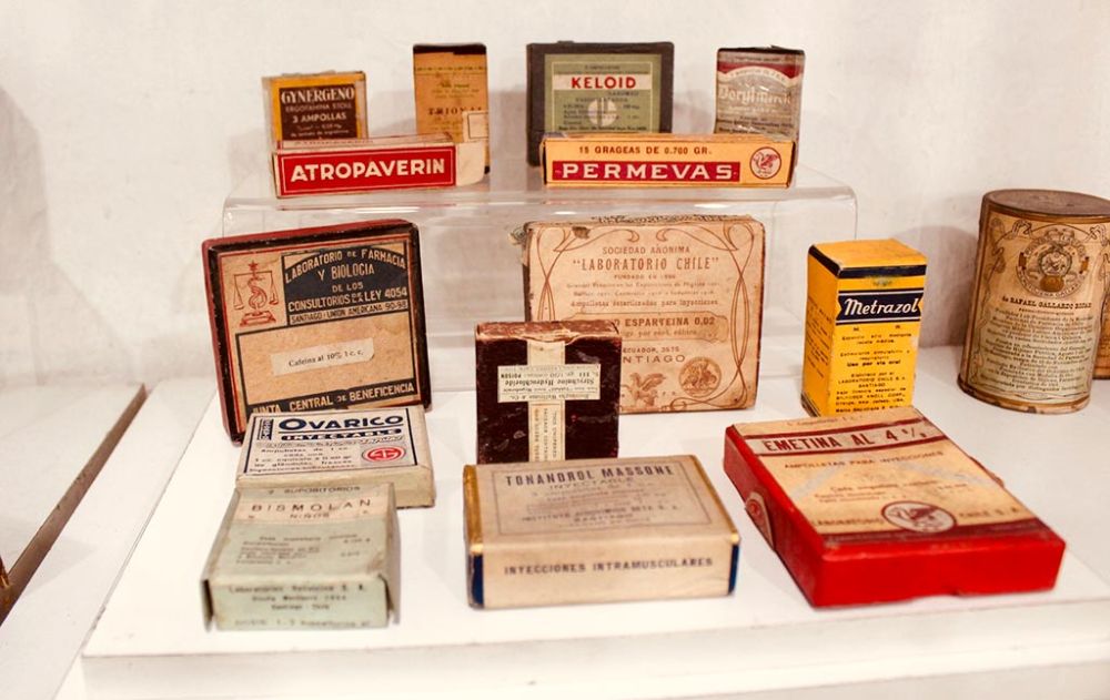 Microscopios, morteros, autoclaves, balanzas y envases de variados fármacos se encuentran en las vitrinas del establecimiento ubicado en Merced 50, Santiago Centro.