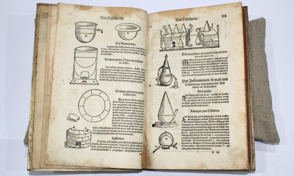 La biblioteca del museo resguarda las tesis de los primeros químicos farmacéuticos del país, además de publicaciones históricas de la disciplina.