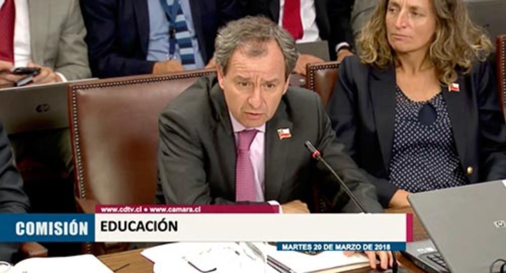 Al término de la sesión, el ministro Varela invitó al profesor Allende a una reunión en el ministerio para conversar sobre la iniciativa.