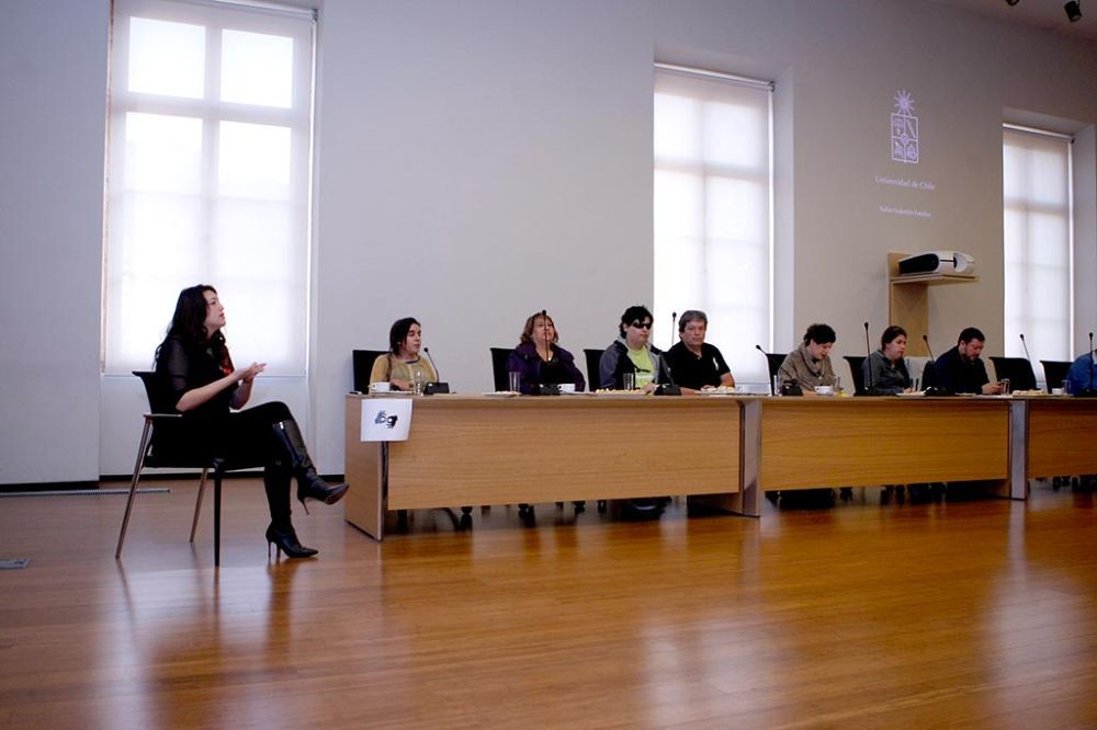 El seminario también contó con una intérprete de lenguaje de señas.