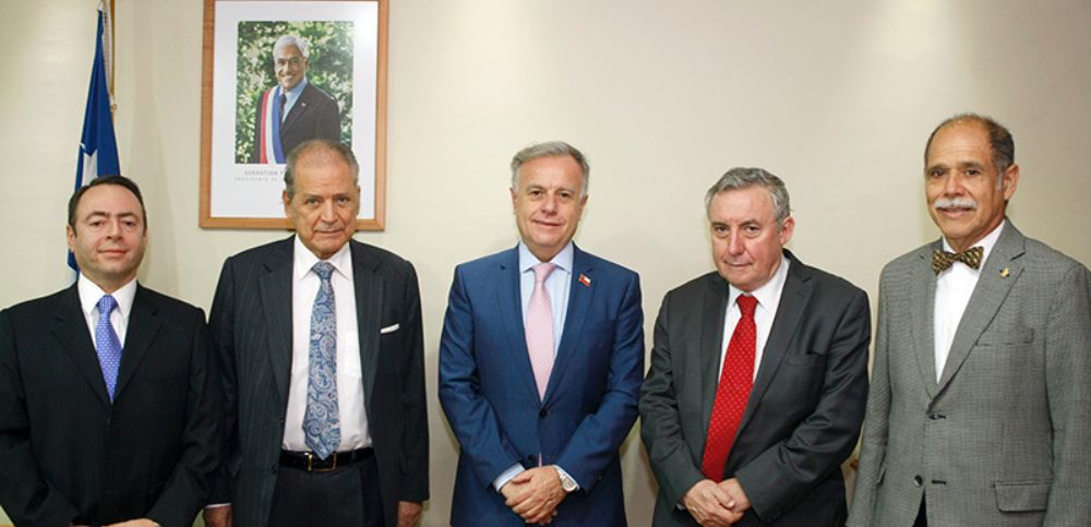 Esta mañana el Rector Ennio Vivaldi lideró la comitiva de la U. de Chile le presentó la iniciativa al ministro de Salud Emilio Santelices y a la subsecretaria de Salud Pública, Paula Daza.