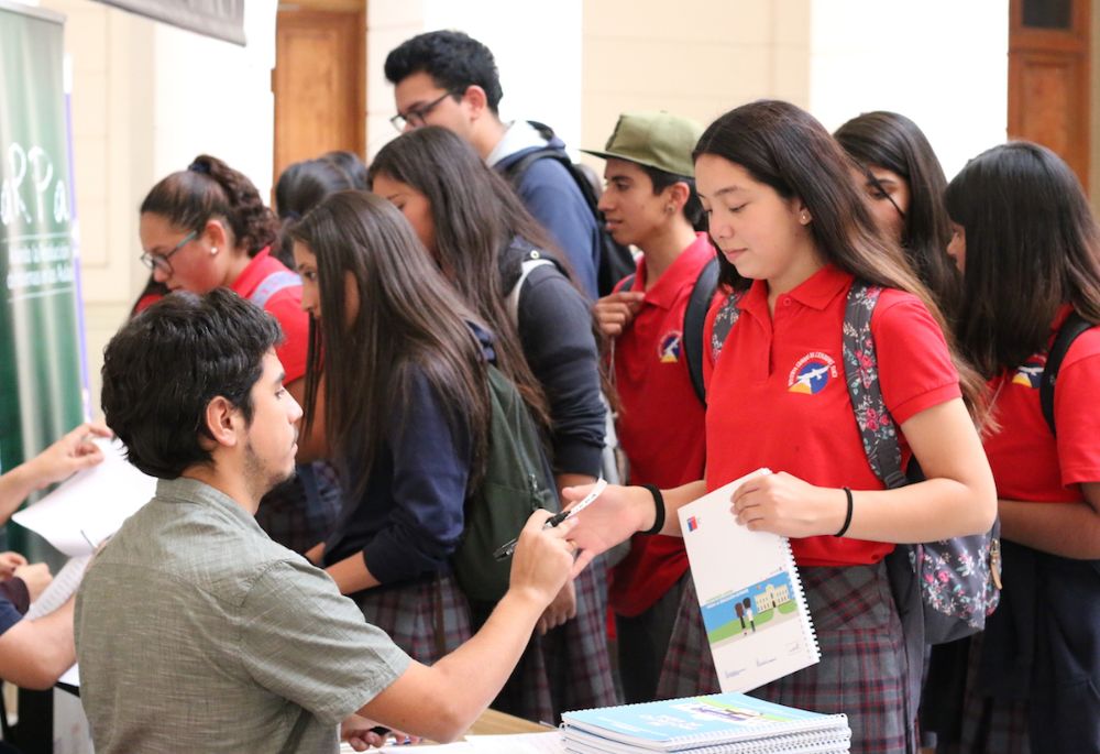Algunos alumnos del Instituto Cumbres de Cóndores Oriente (Renca), inscribiéndose en los talleres. 
