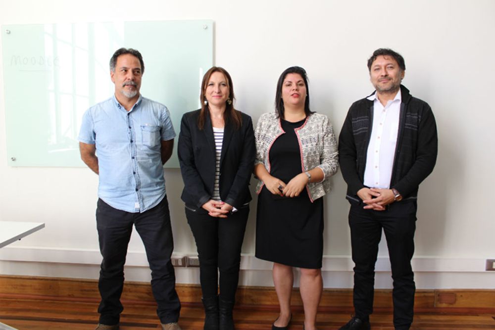 Rodrigo Hurtado (EduAbierta), María José Lacalle (UAbierta), María José Vilches (DSTI) e Iván Paez (PTE) conformaron el primer panel de la jornada "MOOC's en la U. de Chile".