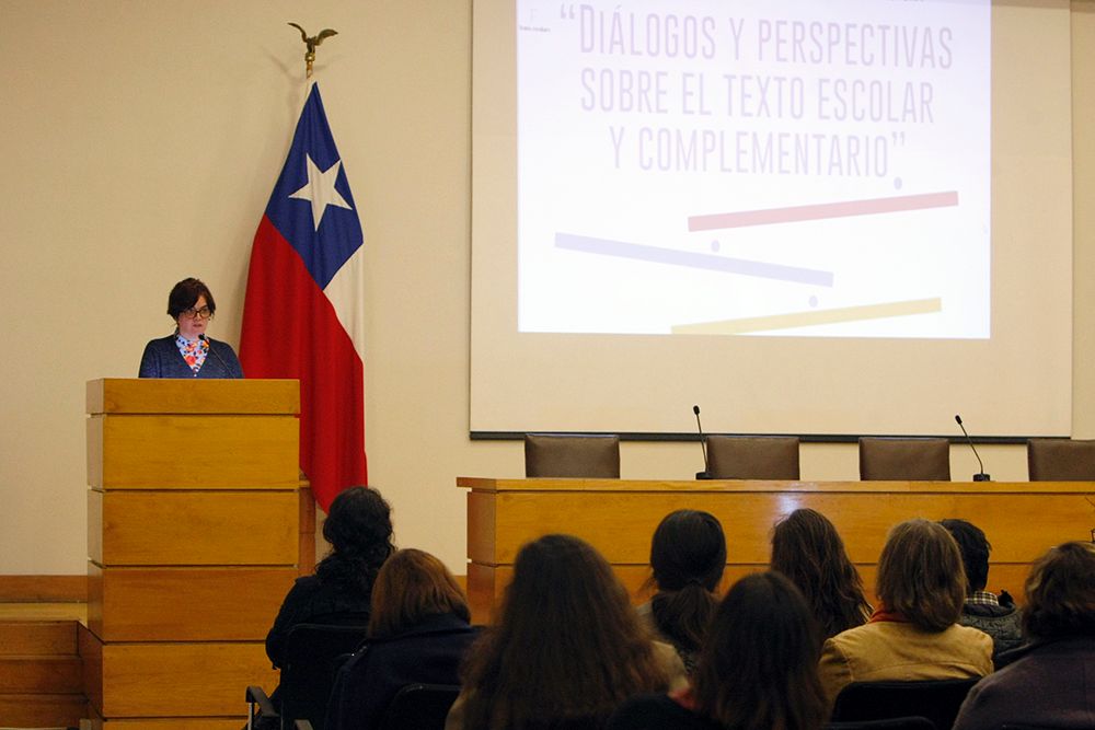 La directora de Extensión, Ximena Póo dando la bienvenida a los asistentes
