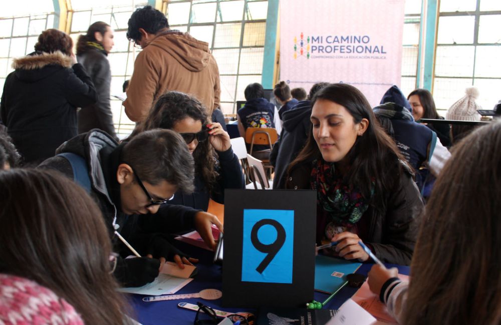 Francisca Roble, contando su experiencia como tecnóloga médica del área de oftalmología. 