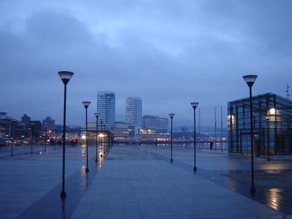 En el sur no sólo están más preparados para las lluvias, sino que, al ser más continuas, estas afectan menos el funcionamiento normal de las ciudades, como Puerto Montt en esta imagen.