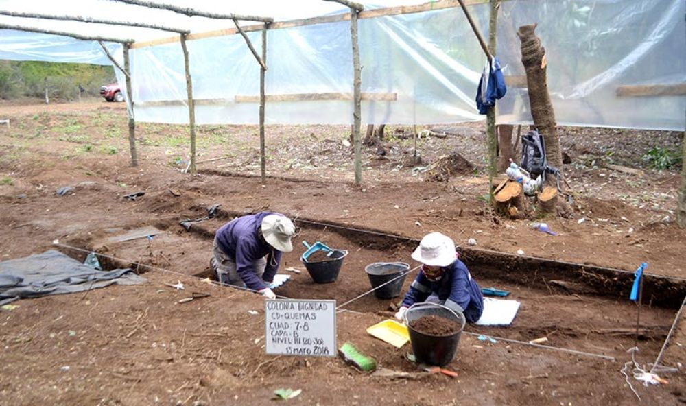 Los arqueólogos encontraron en el lugar, una de las fosas donde miembros de Colonia Dignidad habrían quemado los cuerpos de prisioneros políticos llevados al lugar. 