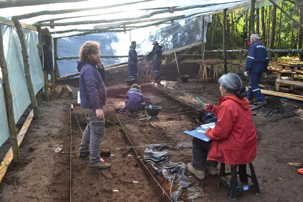 La fosa encontrada siguiendo información entregada por un testigo, es un área donde en que fueron halladas evidencias de carbono y cenizas.