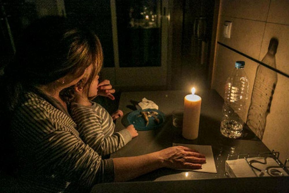 "Servicios básicos como la luz, el agua caliente, el combustible y la calefacción, son de difícil acceso para una parte de la población, ¿lo que afecta su salud y seguridad", como continúa Urquiza.