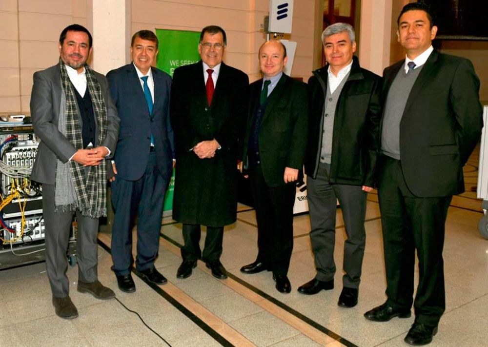 Autoridades académicas, profesores y miembros de las compañías involucradas celebraron el resultado de la prueba en Beauchef 850.