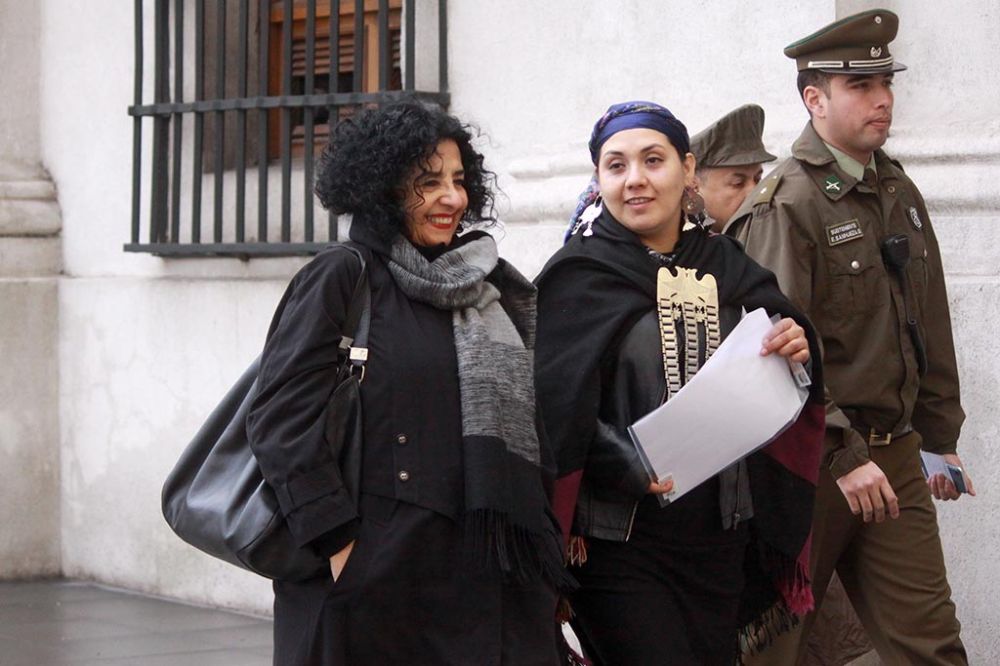 La carta fue entregada de manos de la vicerrectora Faride Zeran y la vocera Belén Paillal. 