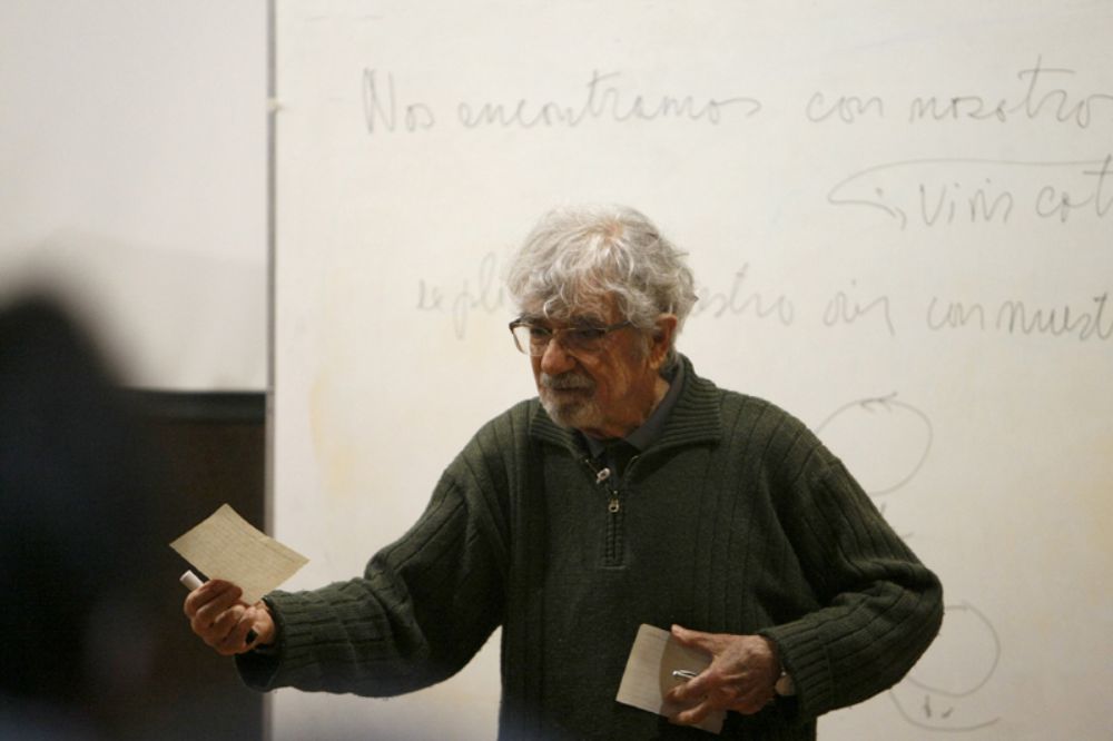 "¿Qué es lo peculiar de lo humano? Que vivimos en el lenguaje, que el lenguaje se aprende, que nos hacemos humanos viviendo con otros seres humanos", afirmó Maturana. 