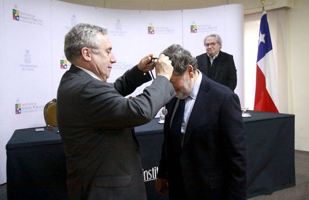 El Rector Ennio Vivaldi entregó la medalla Andrés Bello al director Hugo Frühling, símbolo que marca oficialmente el comienzo de su nuevo período.