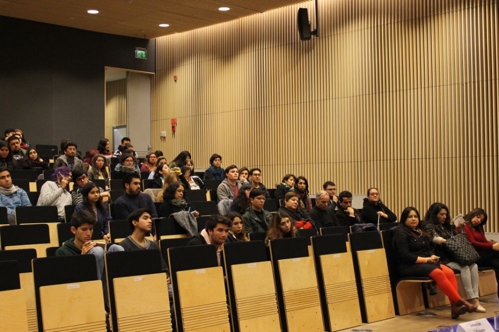 Estudiantes y público general asistente al Coloquio