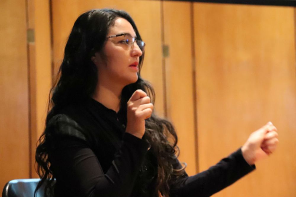 En la inauguración y durante toda la semana, Maribel Garrido estará acompañando las exposiciones a través del lenguaje de señas. 