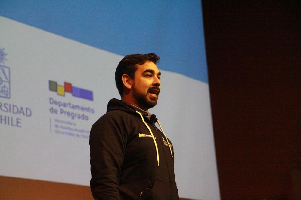 Osmar Valdebenito, jefe de Admisión y Matrícula, explicó paso a paso el SIPEE y recomendó informarse de todas las posibilidades de carrera, porque pueden haber más opciones de las que piensan.