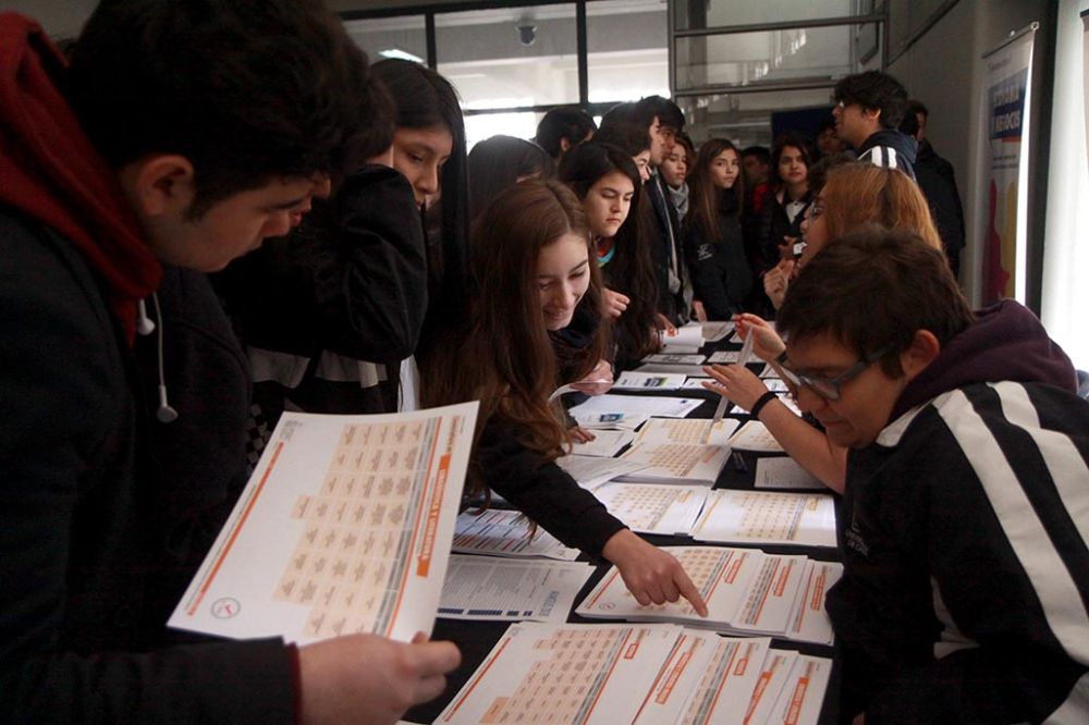Luego de la ceremonia, los y las estudiantes pudieron visitar una feria de carreras, donde estudiantes monitores de la Universidad de Chile respondieron a todas sus consultas. 