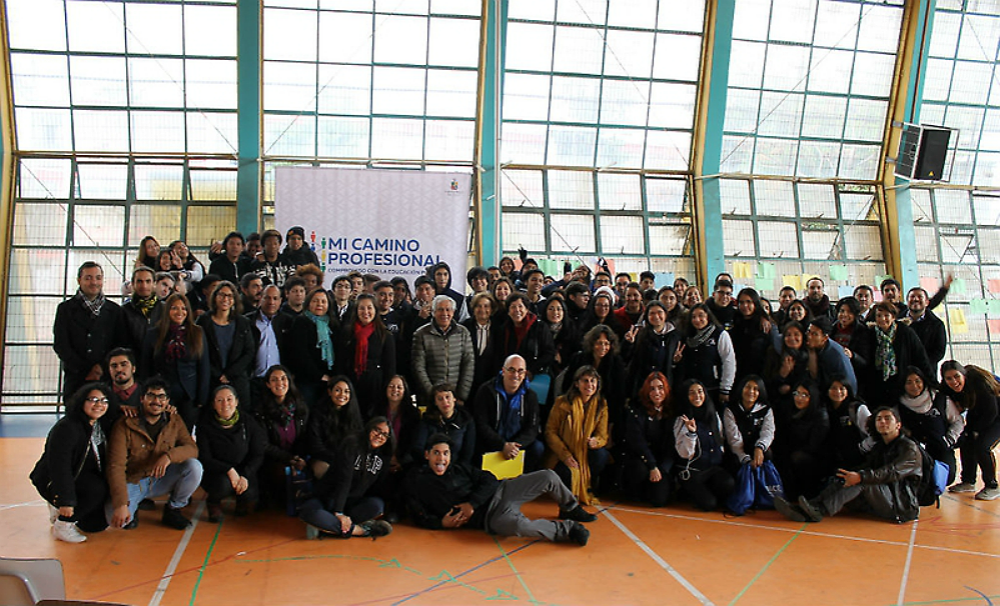 Estudiantes del Liceo Gabriela Mistral y egresados de la Universidad de Chile que participaron del lanzamiento de Mi Camino Profesional