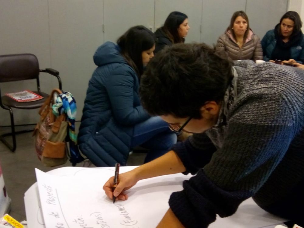 Nicolás Peña, profesional del equipo PACE.UCH compartiendo la metodología de trabajo del programa