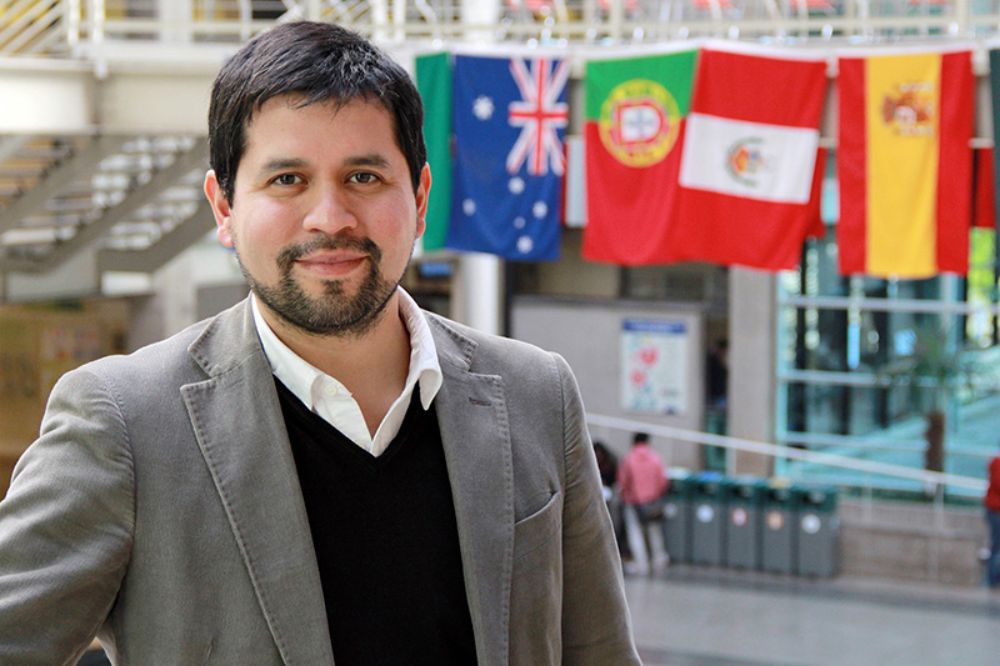 El profesor Juan Pablo Torres alertó sobre el impacto que estos cambios tendrán sobre el mercado laboral, y la necesidad de ajustar la formación de profesionales a las nuevas exigencias.