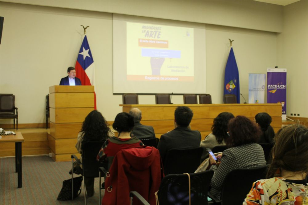 Fabián Retamal, coordinador Enseñanza Media PACE-UCH moderando la Jornada de Mediación Cultural.