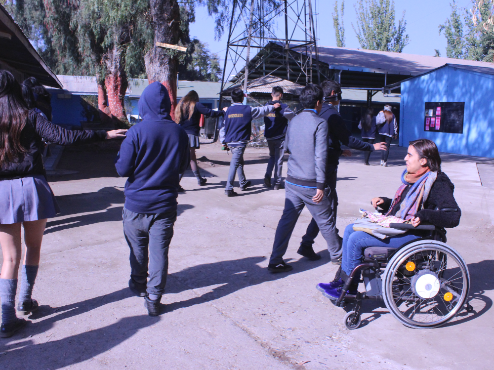 Mediadora trabajando junto a estudiantes PACE-UCH del Liceo Ciudad de Brasilia.