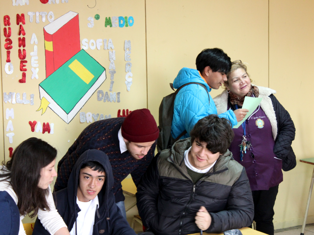 Mediador junto a estudiantes del Liceo Profesora Gladys Valenzuela.