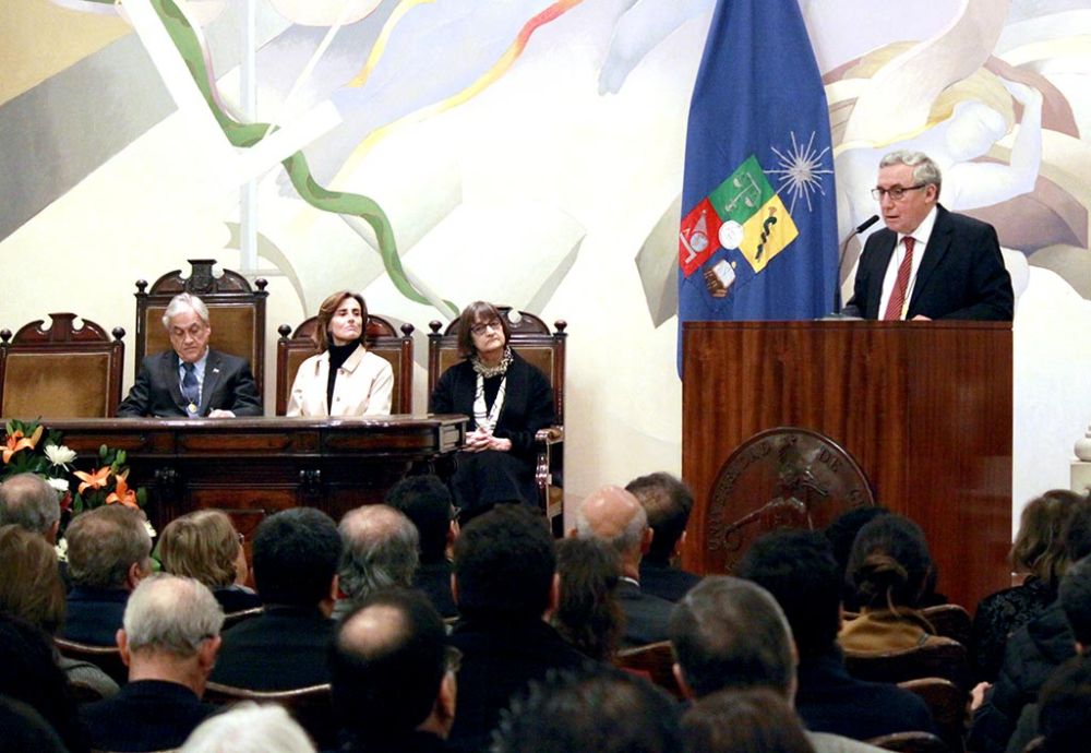 Participaron de esta ceremonia, además, el prorrector Rafael Epstein, entre otras autoridades universitarias, y los ministros Marcela Cubillo -de Educación-, y Alfredo Moreno -de Desarrollo Social-. 