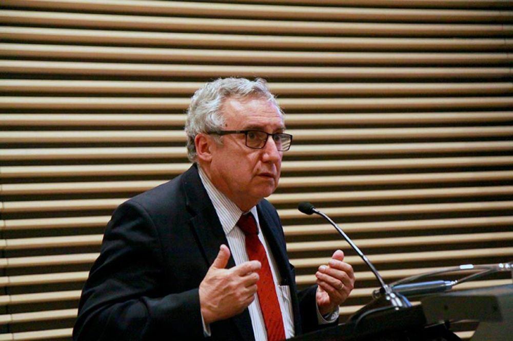 "Entender el genoma humano no puede ser más relevante hoy", dijo en la ceremonia el Rector Vivaldi.