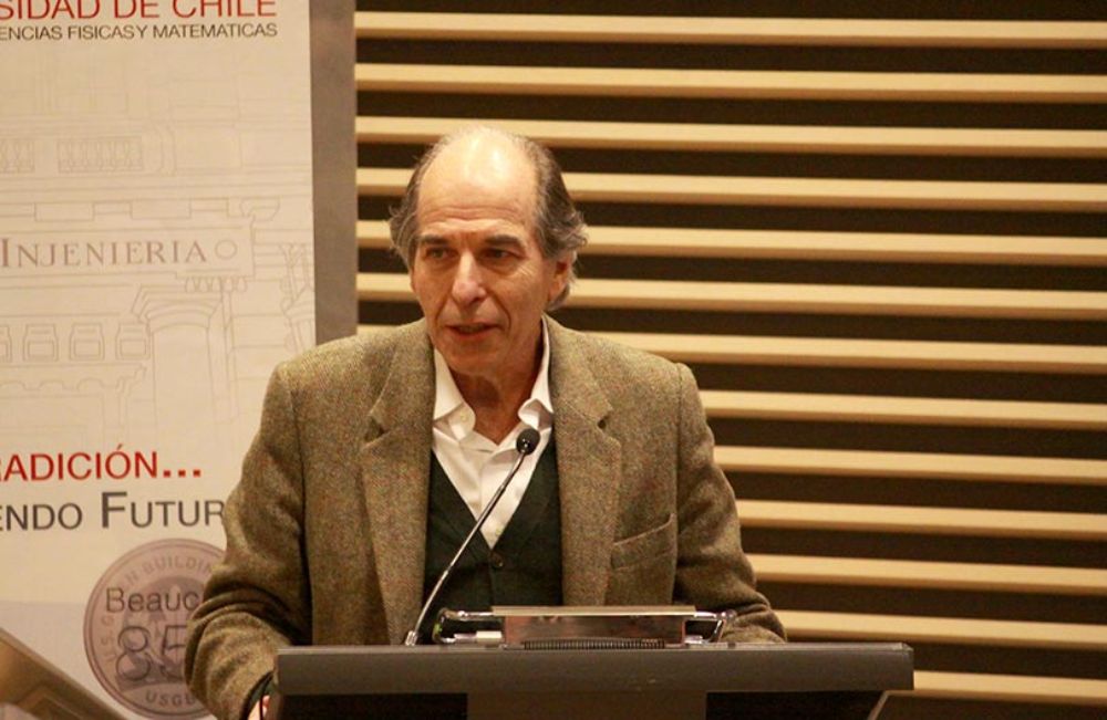 Álvaro Fisher, ingeniero matemático egresado de nuestro plantel, realizó una exposición durante la ceremonia, en la que vinculó este estudio con el contexto actual de nuestro país.