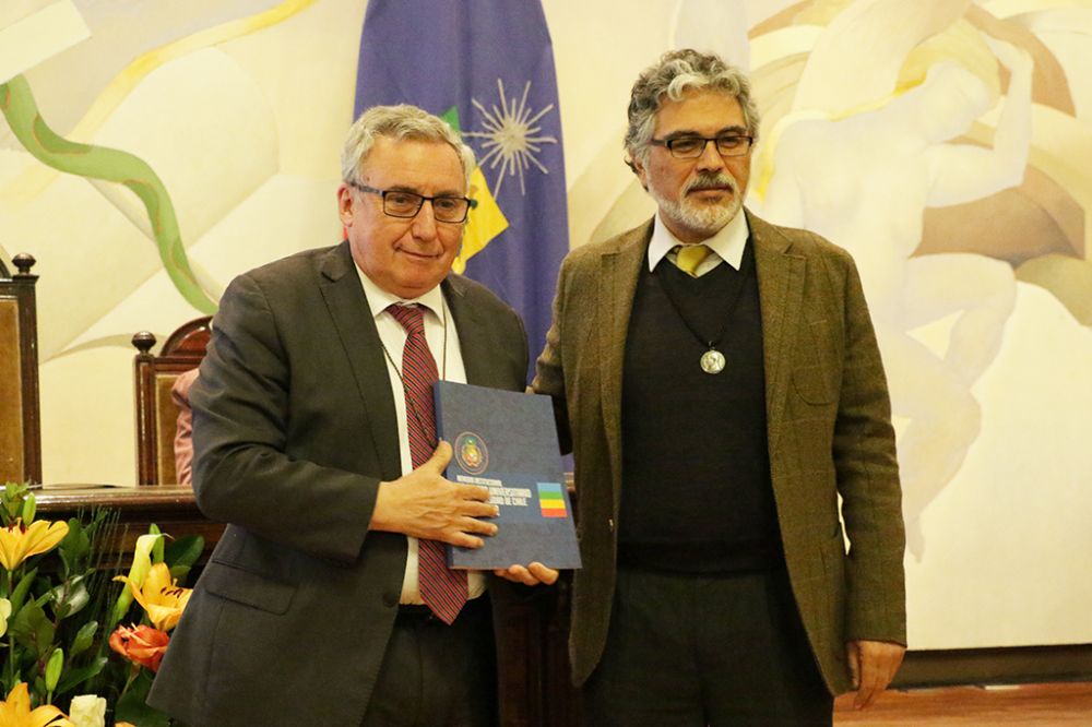 El Rector Ennio Vivaldi recibió de manos del Vicepresidente del Senado 2017-2018, Guillermo Soto, la primera Memoria Institucional que documenta los 12 años de existencia de este órgano superior.