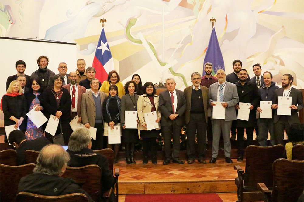  Durante la ceremonia de Aniversario y Cuenta Anual los Senadores recibieron un diploma de recomiento a la labor desempeñada.