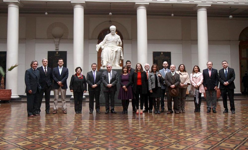 "La concreción de este proyecto representa el compromiso de la Universidad de Chile con que el conocimiento generado en su quehacer, bajo la premisa de la transdisciplinariedad", recalcó el Rector.