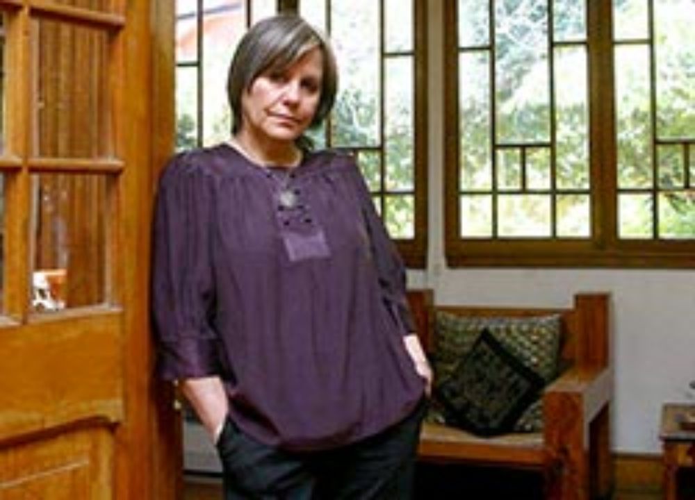 Diamela Eltit es Licenciada en Literatura de la Universidad de Chile y actualmente ejerce como académica en la Universidad de Nueva York.