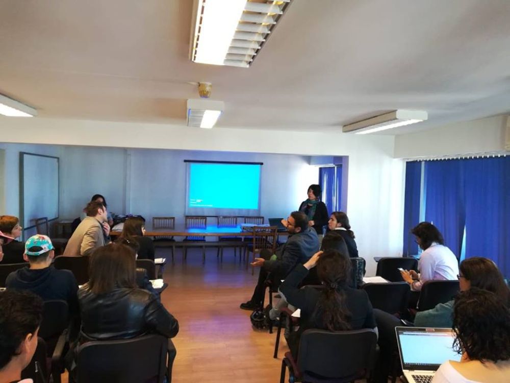 La Comisión busca proponer políticas, programas y estrategias que apoyen el desarrollo de identidades sexuales y de género diversas en la Comunidad Universitaria.