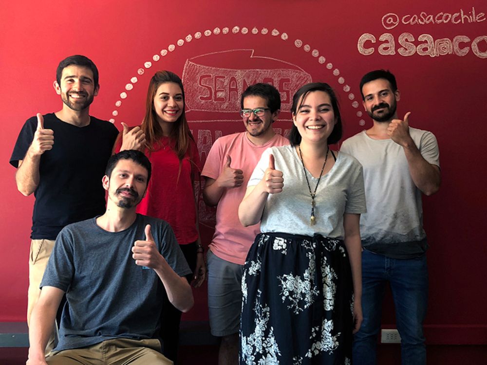 Pablo Alvéstegui y Bernardo Bacigalupo, egresados de la U. de Chile, lideran el equipo de AllRide, aplicación de transporte sustentable originada en las aulas de la Casa de Bello.