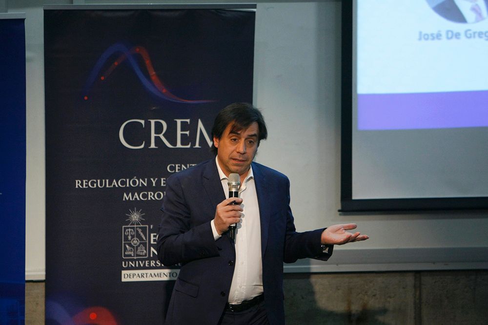 El profesor Guillermo Larraín recordó que en los momentos previos a la crisis se trabajó duramente para mejorar los mecanismos de supervisión del sistema financiero.