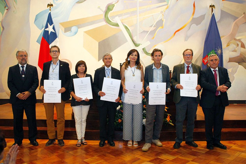 Durante la ceremonia de aniversario se entregó también la Medalla y Diploma de Grado a los académicos del plantel que recibieron el nombramiento como Profesores Titulares.