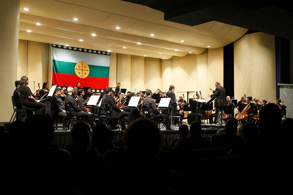 La tradicional gala de aniversario de la U. de Chile presentó el concierto "Naturaleza y Música" de la Orquesta Sinfónica Nacional, donde se estrenó "Tierra Sagrada", un homenaje al pueblo mapuche.
