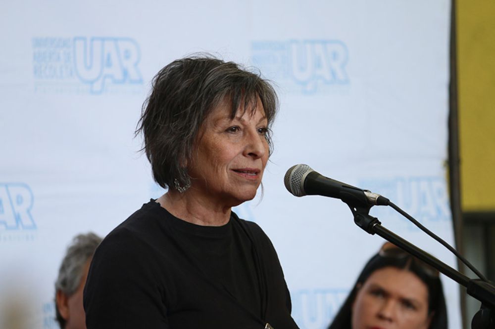 La coordinadora de la Cátedra de Racismos y Migraciones Contemporáneas, María Emilia Tijoux, dando palabras en el acto de inauguración de este proyecto educativo popular.
