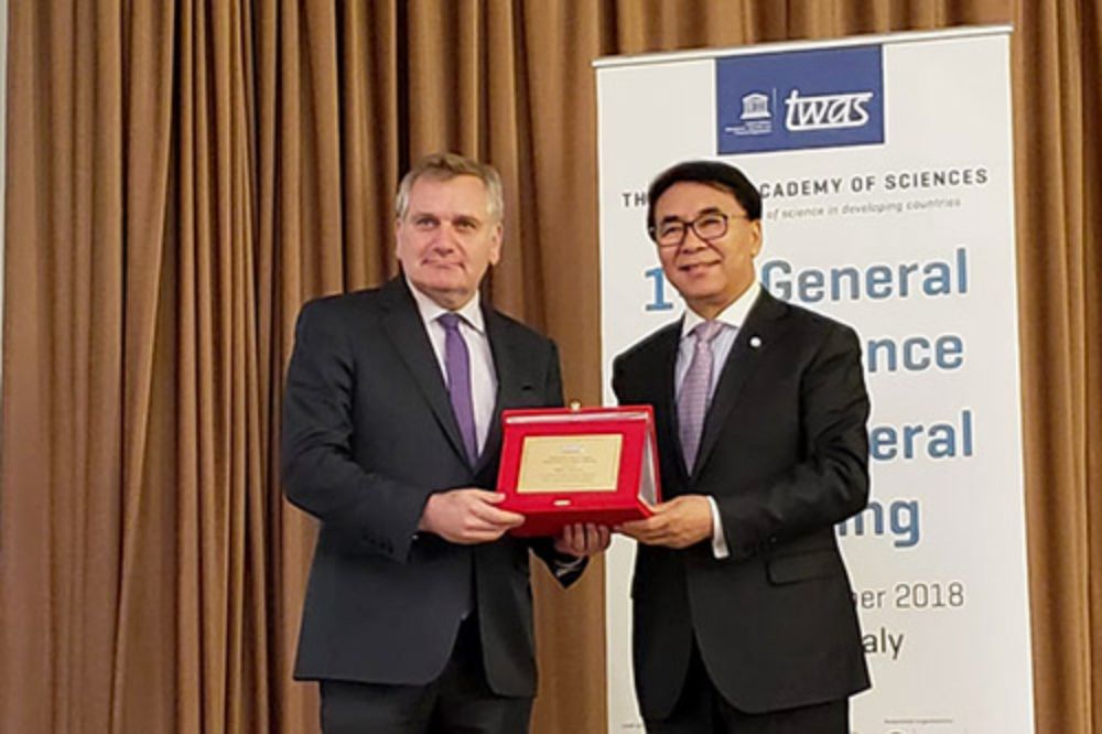 "Tengo la responsabilidad de redoblar mis esfuerzos para democratizar la ciencia en Chile para que ésta salga cada vez más de la élite y llegue a la ciudadanía", comentó el académico.