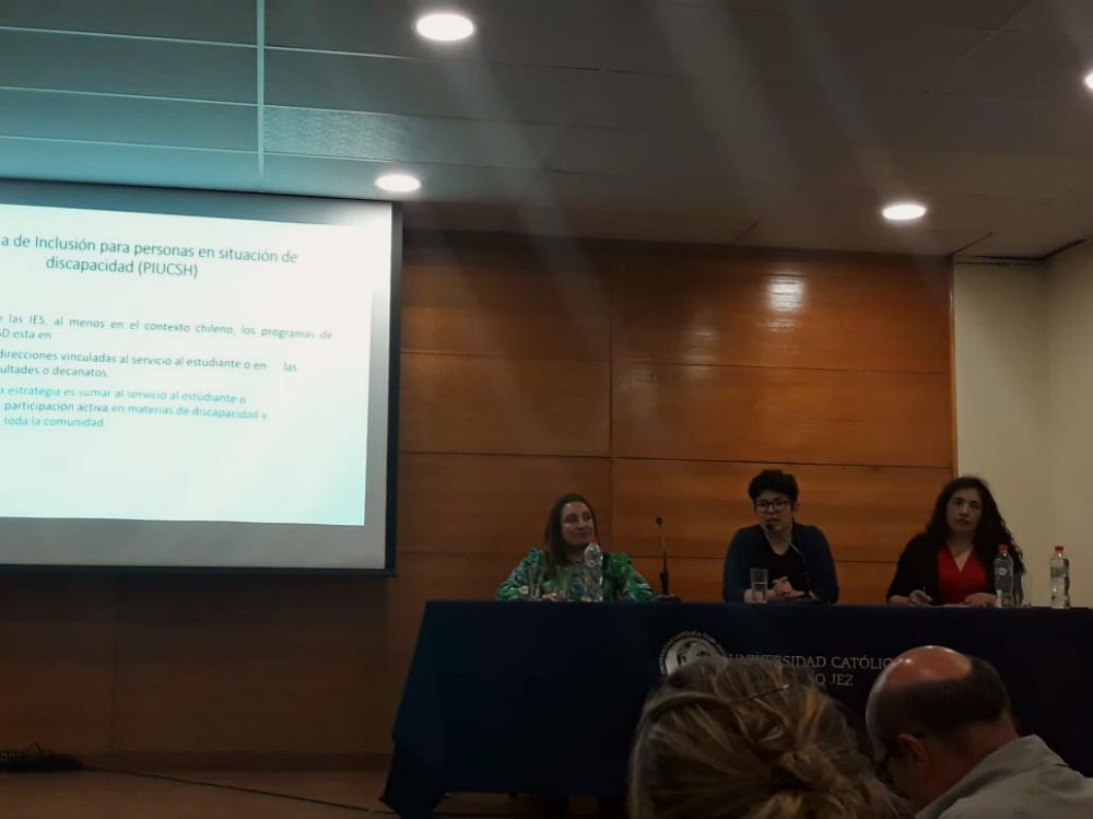 Maribel Mora participando del coloquio "Conversemos sobre inclusión" junto a Sandra Rozas García (Senadi) y Daniela Zuzarte Sepúlveda (UCSH)