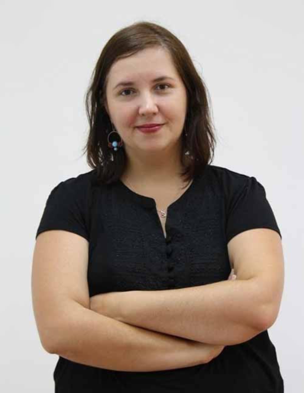 Macarena Silva, investigadora del CIAE, pone énfasis en que los educadores deben enfocarse de forma conjunta tanto en la enseñanza de la decodificación como de la comprensión lectora. 