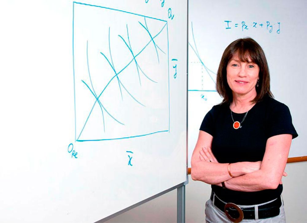 "La evidencia no es concluyente aún en dilucidar por qué las mujeres no eligen las carreras con más altos salarios futuros", dice Mizala.