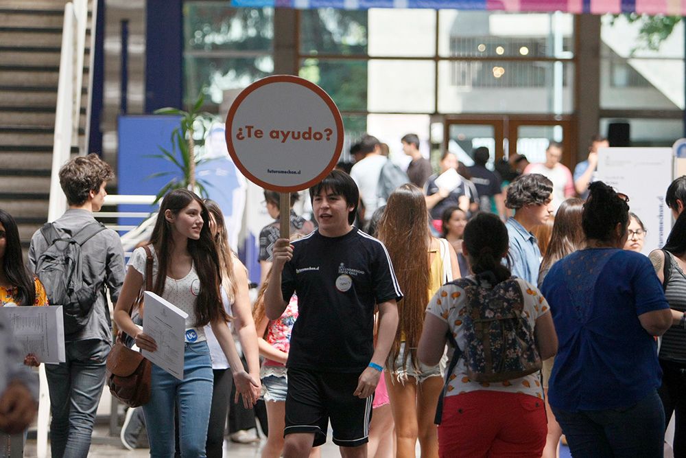 Más de dos mil fueron los estudiantes y familiares que visitaron la Semana del Postulante en su primera jornada. 