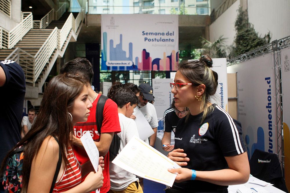 Además de los stand de carreras, las y los asistentes pudieron aclarar dudas sobre financiamiento, matrículas y acompañamientos estudiantiles, entre otros. 