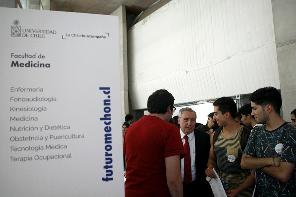 En esta primera jornada, el rector Ennio Vivaldi recorrió los distintos espacios de la Semana del Postulante, compartiendo con monitores, docentes y asistentes.