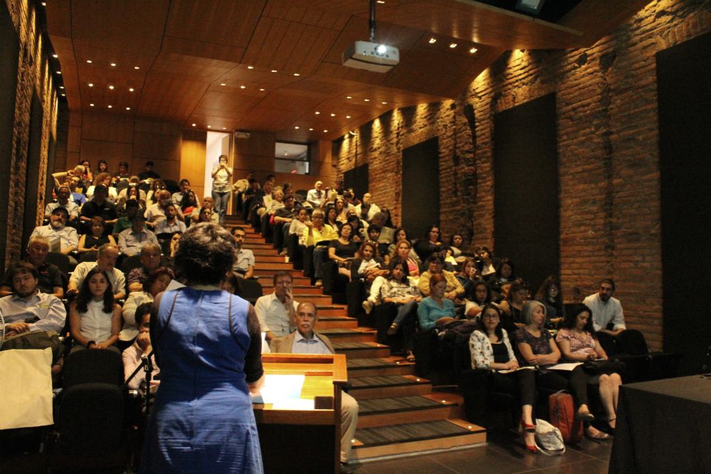 El auditorio de FAU recibió a los docentes para inaugurar la jornada "Construyendo Comunidades de Aprendizaje".