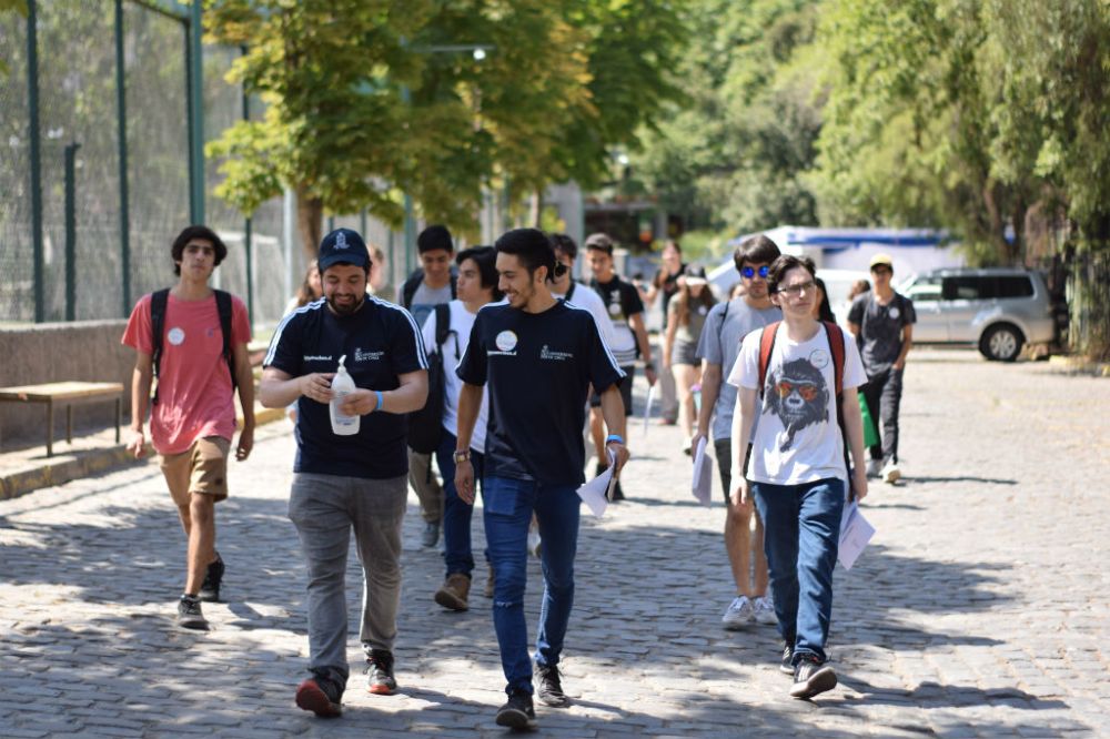 Desde la Semana del Postulante, durante jueves y viernes, salieron buses para que las futuras y futuros mechones pudieran realizar visitas guiadas a los cinco campus de la Universidad.